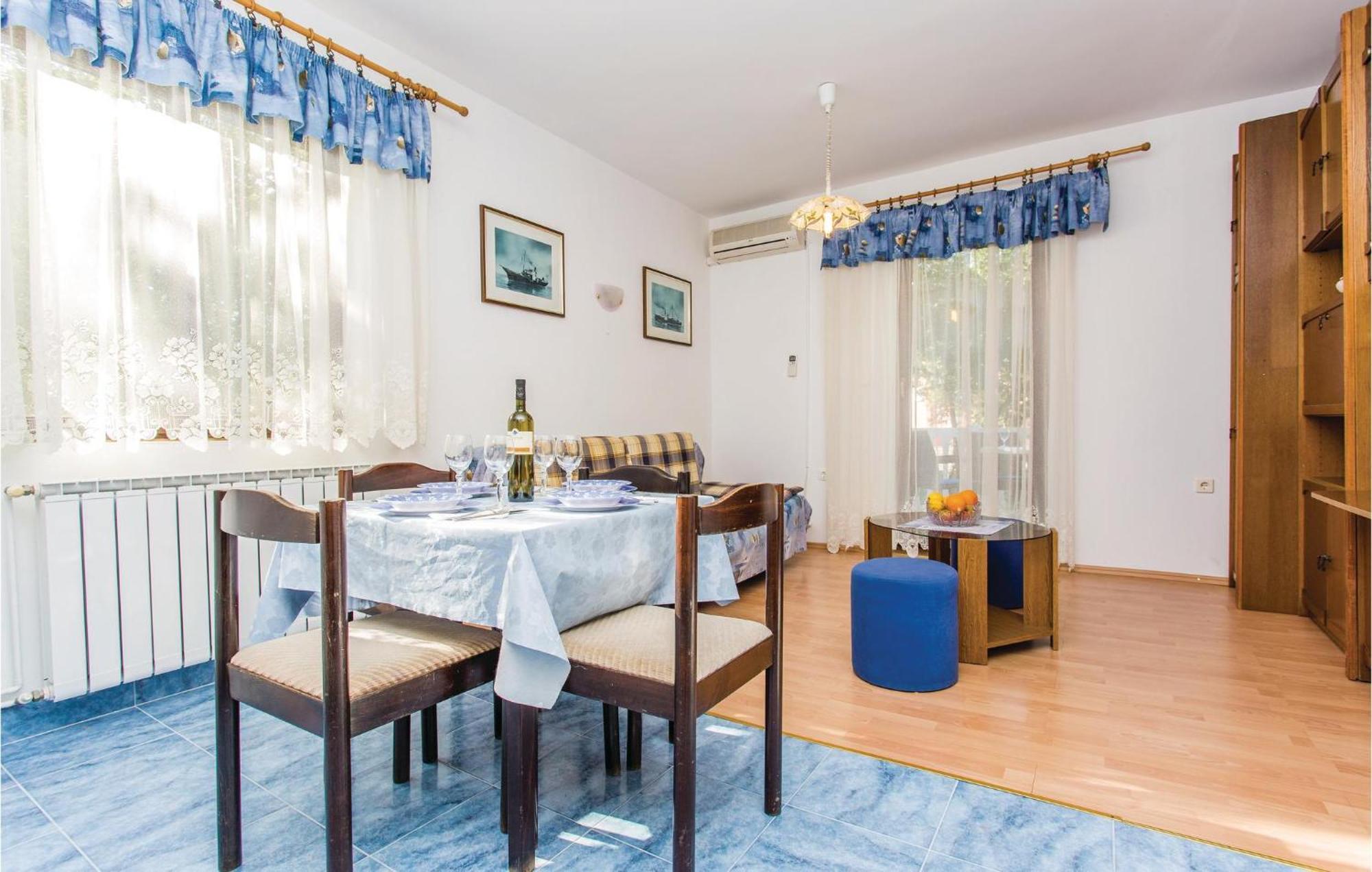 1 Bedroom Awesome Apartment In Малинска Экстерьер фото