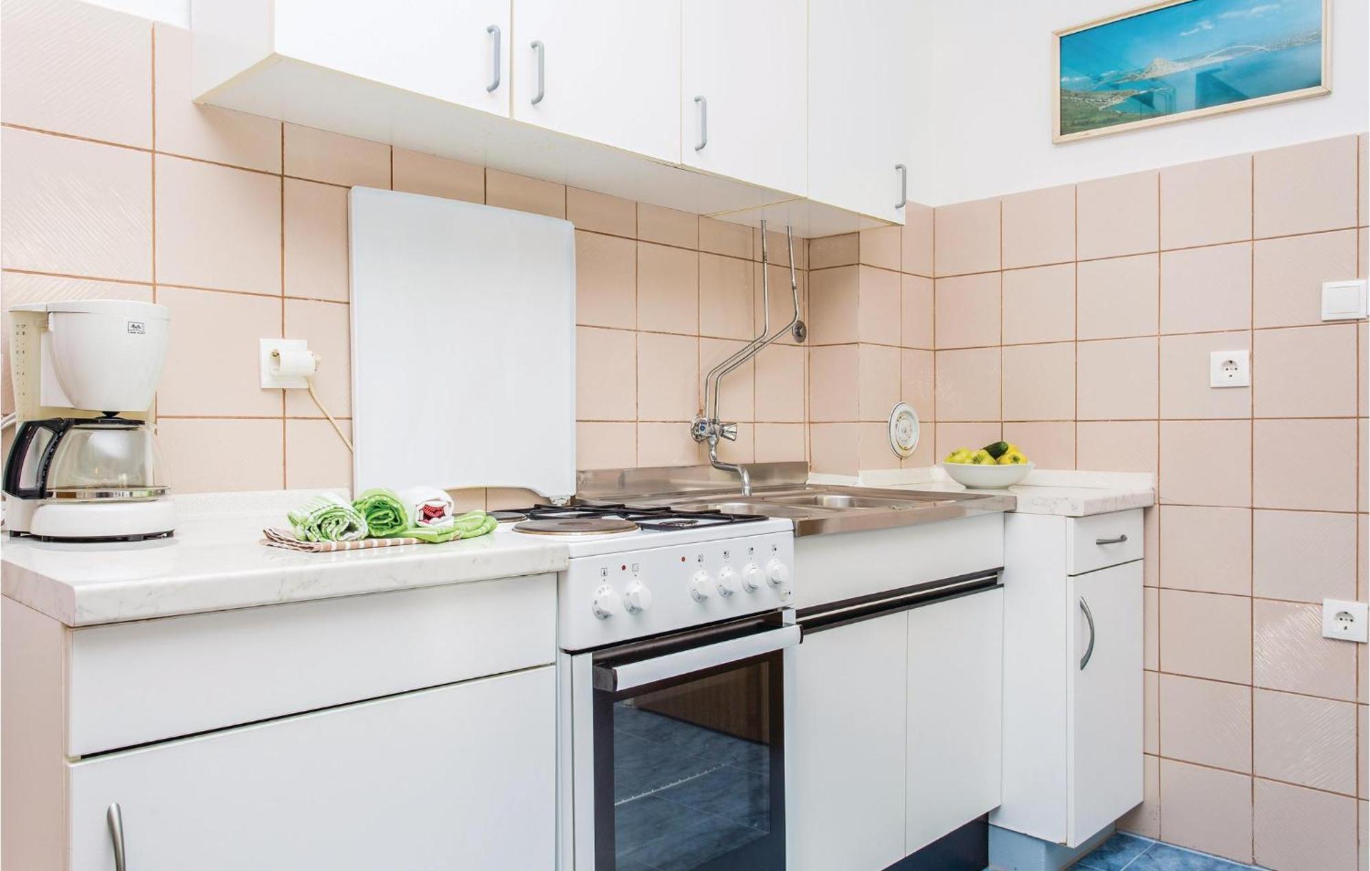 1 Bedroom Awesome Apartment In Малинска Экстерьер фото