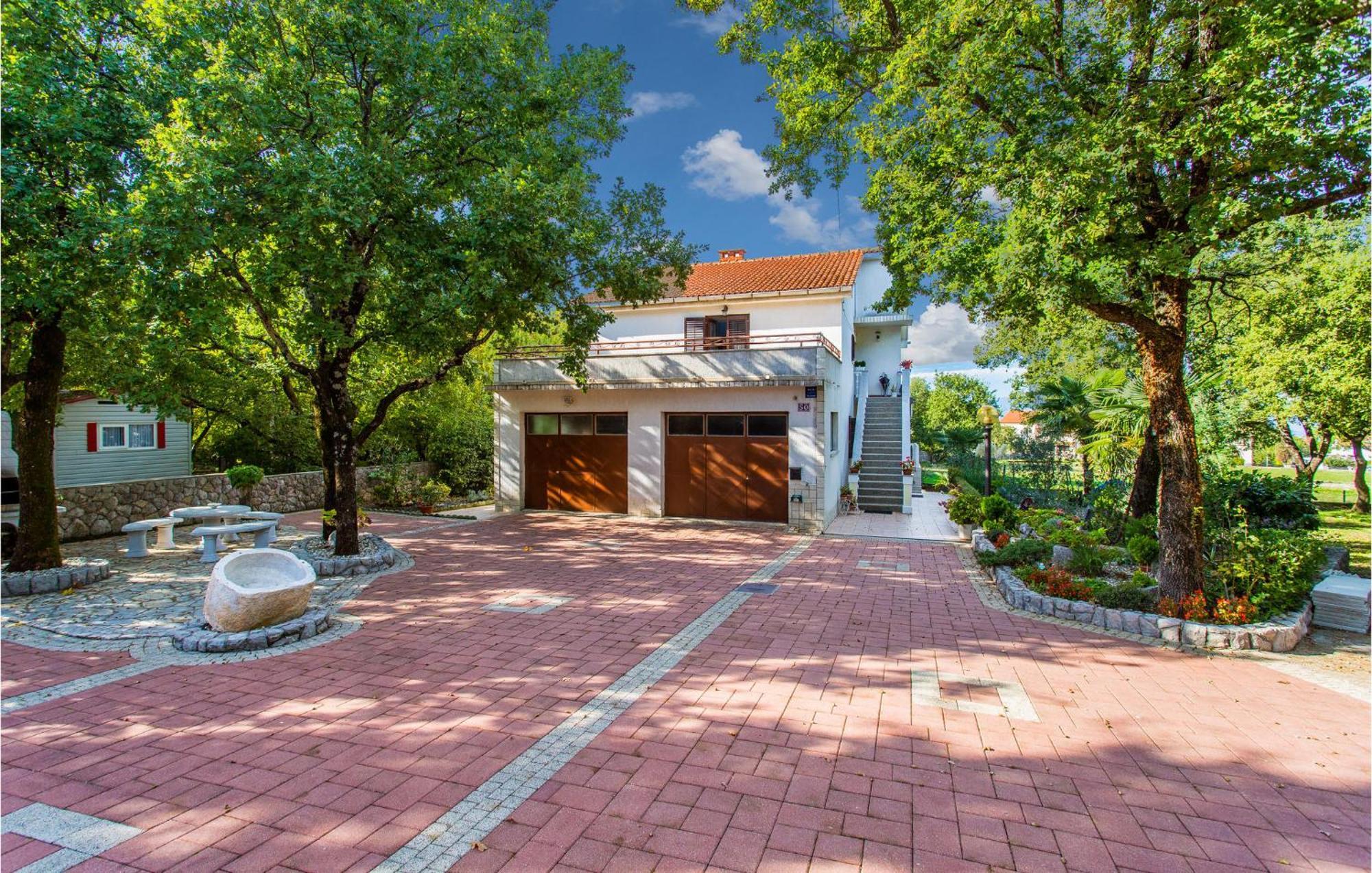 1 Bedroom Awesome Apartment In Малинска Экстерьер фото